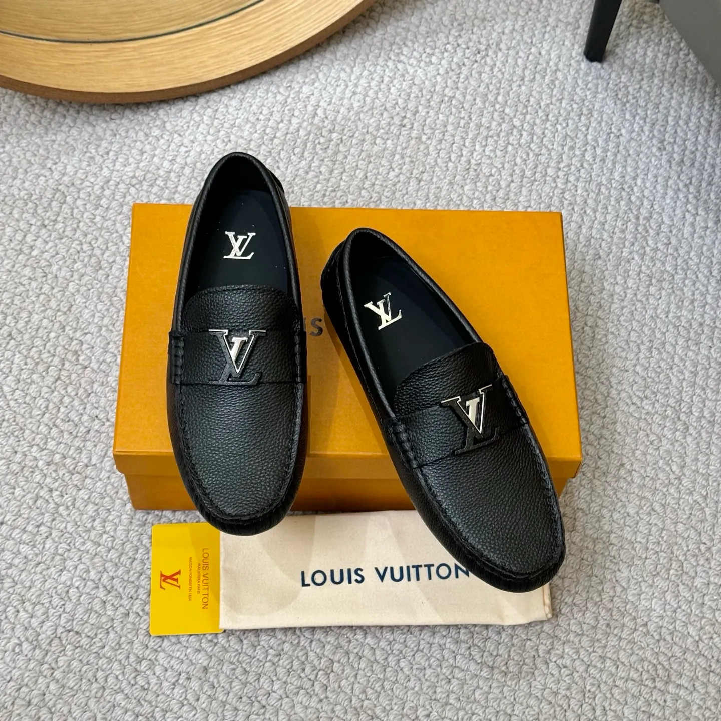 Men's men's shoes 💰420 (Yangli) LV 2⃣️0⃣️2⃣️5️⃣Spring and summer counter GLORIA series models ✈️Original factory special leather production, original last type. A classic driving slip-on casual shoe that shows an elegant style with exquisite craftsmanship details such as Monogram embossing all over the upper🌀Italian imported calfskin fabric Sheepskin foot pads➕Inside～Private mold replica sole Unique style Comfortable driving slip-on Size: 4-12 (38-46) Comes with [Counter packaging: original box, wrapping paper, card, instruction manual, shoehorn, cloth bag] No pressure to enter and leave the counter!